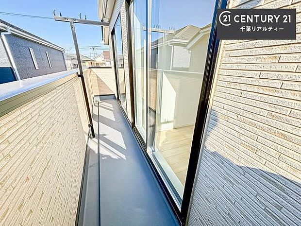 陽当たり良好なバルコニーです!たくさんのお洗濯物もいっぺんに干すことができます!