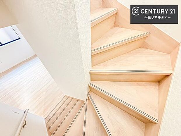 階段は、明るく足元がしっかりと見えるので日中は階段の上り下りが安心!