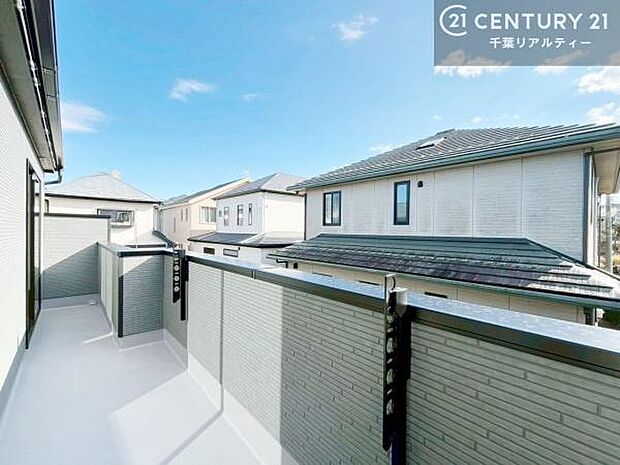 落ち着きある住宅街です!周囲には高い建物がなく、空が広く開放感があり、陽当たりを大きく遮られることもありません!気持ちの良い風が通り抜ける街並みです!