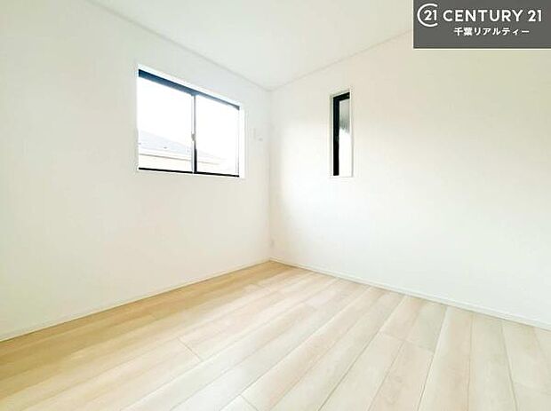 優しい光が差し込む洋室は、朝の目覚めも気持ちが良さそうですね。おうち時間もゆったりと過ごすことができます。優しい色合いのフローリングがどんな家具にもマッチします!