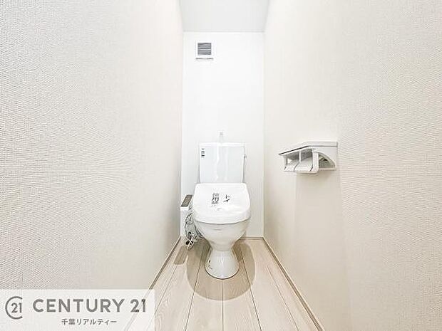 【同仕様】1・2階にトイレがございます!朝の忙しい時間帯も待たずにすみそうですね。清潔感のあるトイレでお手入れがしやすいです!