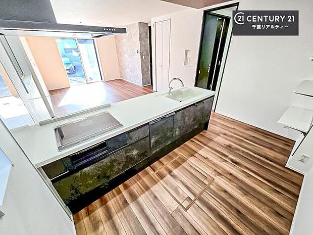 大人気の対面式システムキッチンを採用しています!ご家族のコミュニケーションが自然と増える設計です。お子様にも目が届くので嬉しいですね。広々使えて快適に作業が進みます。