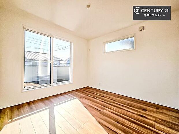 バルコニーに面している洋室です。明るく温もりがあり、換気もしっかりできます!朝起きて、外に出て背伸びをしつつ深呼吸をし良い朝を迎え入れることが出来そうですね!