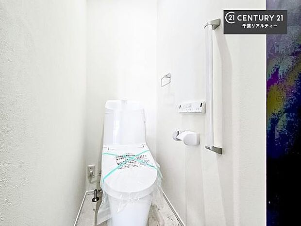 1・2階にトイレがございます!朝の忙しい時間帯も待たずにすみそうですね。白を基調とした清潔感のあるトイレでお手入れがしやすいです!