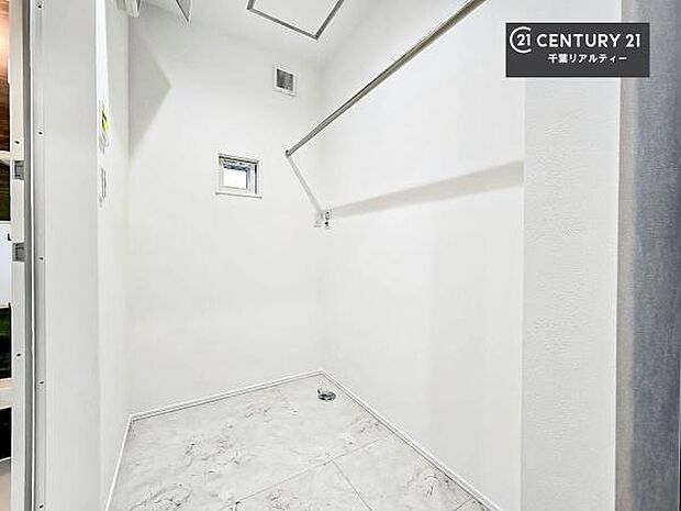 サニタリールーム付き!室内物干しがあるので雨の日でも室内干しができるので便利ですね!小窓付きで陽当たりもよく乾きやすい!