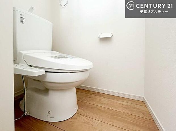 1・2階にトイレがございます!朝の忙しい時間帯も待たずにすみそうですね。白を基調とした清潔感のあるトイレでお手入れがしやすいです!