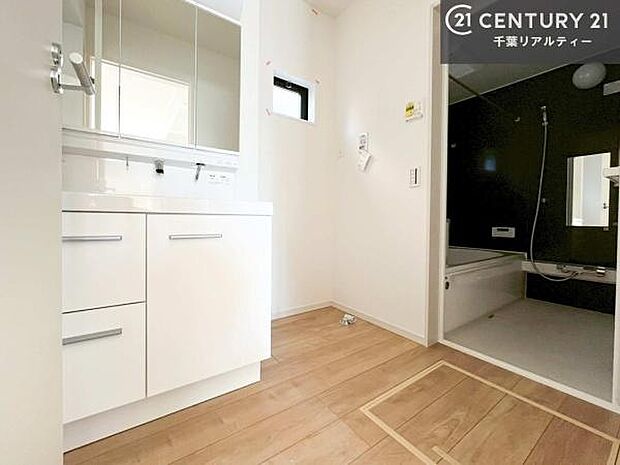 小窓付きの明るい洗面室です!湿気もすぐに入れ替えができて清潔に保つことができます!自然光が差し込むのでお化粧の仕上がりも良くなりますね!