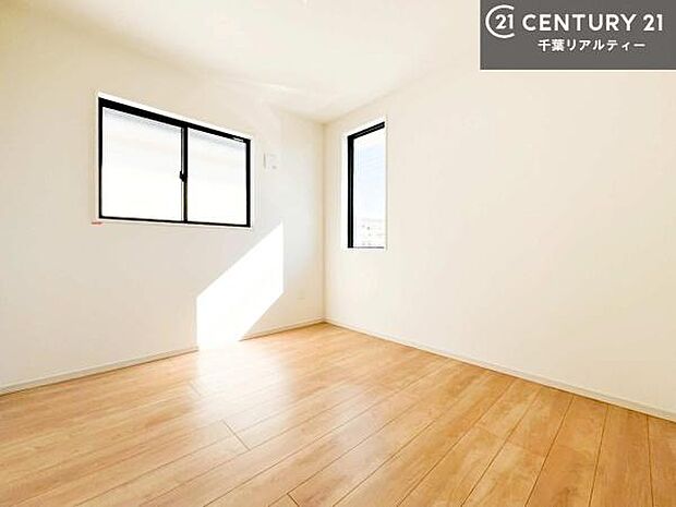 2面採光を確保した明るい室内は、風通しも良く、明るく大変居心地の良い空間となっております。リラックスして過ごせる心地の良いお部屋です!朝の目覚めがスッキリしますね!