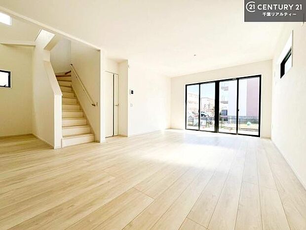 リビング階段を採用することで、家族が自然と顔を合わせる動線設計。外出や帰宅の際に必ずリビングを通るため、コミュニケーションが生まれやすく、家族の気配を感じながら暮らせます。