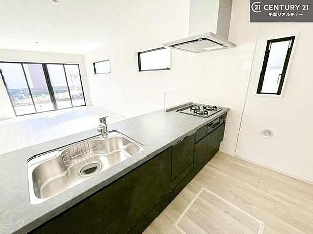 大人気の対面式システムキッチンを採用しています!ご家族のコミュニケーションが自然と増える設計です。お子様にも目が届くので嬉しいですね!広々使えて快適で作業が進みます。