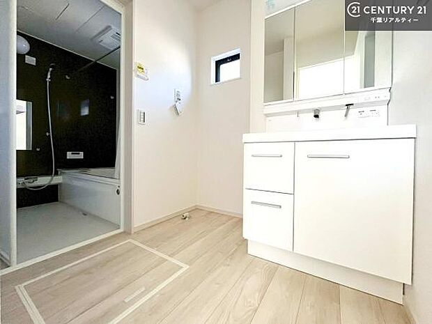 小窓付きの明るい洗面室です!湿気もすぐに入れ替えができて清潔に保つことができます!自然光が差し込むのでお化粧の仕上がりも良くなりますね!