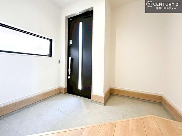 落ち着きのある広々とした玄関です！スッキリと清潔感のある心地の良い空間が出迎えてくれます。