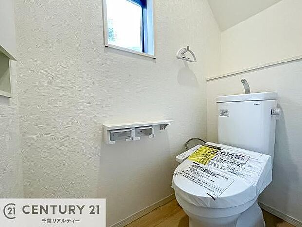 【同仕様】1・2階にトイレがございます!朝の忙しい時間帯も待たずにすみそうですね。白を基調とした清潔感のあるトイレでお手入れがしやすいです!