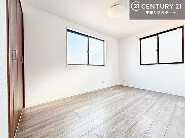 2面採光を確保した明るい室内は、風通しも良く、明るく大変居心地の良い空間となっております。リラックスして過ごせる心地の良いお部屋です!