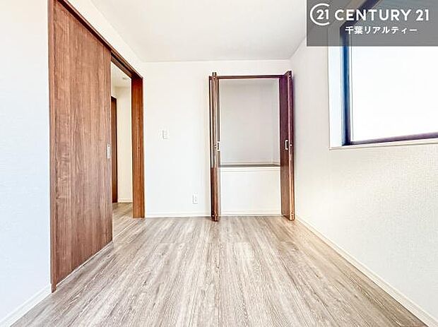 収納スペースがついています!居室をスッキリ整頓する事ができますね。家具を選ばないシンプルなデザインの為、家具を選ばずお気に入りの空間作りができそうですね。