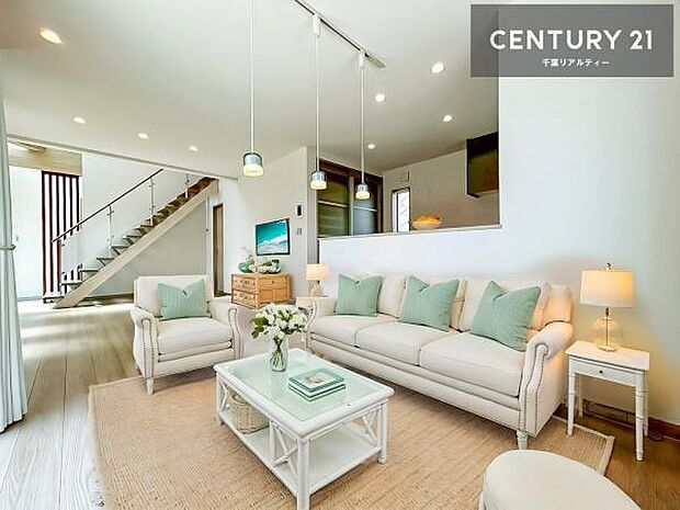 家具はCGパースです。開放感のある広々LDK!ソファーやダイニングテーブルを置いても窮屈にならないので快適に過ごせます!コミュニケーションが取りやすいリビングです!