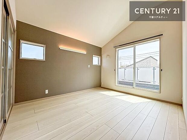 バルコニーに面している和室室です。明るく温もりがあり、換気もしっかりできます!朝起きて、外に出て背伸びをしつつ深呼吸をし良い朝を迎え入れることが出来そうですね!