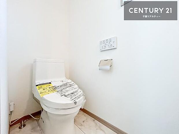 スタイリッシュなタンクレストイレ!しかも手洗いスペース付きなので戸を触る前に手洗いが出来るので衛生的!