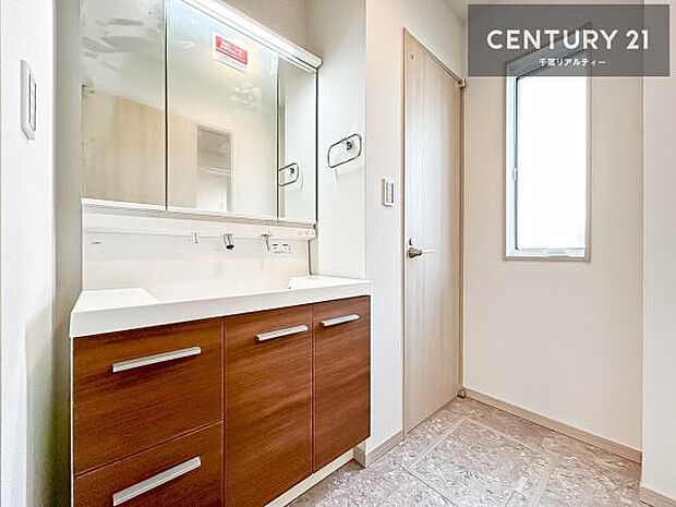 三面鏡仕様の洗面所は、身だしなみがしやすい造り!裏は収納になっています。ドライヤーやお化粧道具を片付けられるので洗面台周りをスッキリと見せることが出来ます!