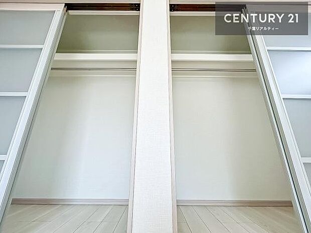 たっぷり収納住空間。キッチンの横には収納スペースがございます！住空間をすっきり使うためには必須ポイントの収納スペースですよね。是非現地でご確認ください！