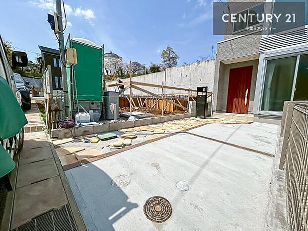 駐車スペース付きなのでマイカーをお持ちの方も安心ですね！ぜひ現地にてお確かめくださいませ！