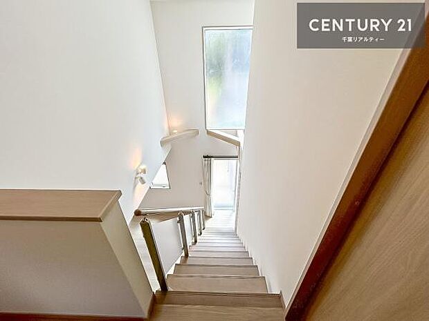 階段は明るく手摺りもついています。お子様やご年配の方も安心してご利用頂けますね!