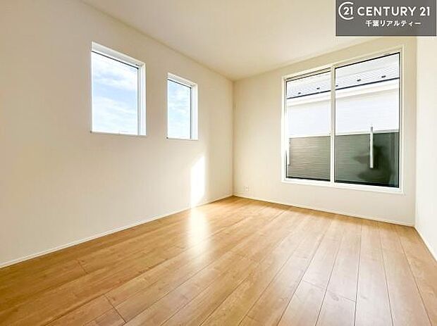 2面採光を確保した明るい室内は、風通しも良く、明るく大変居心地の良い空間となっております。リラックスして過ごせる心地の良いお部屋です！朝の目覚めがスッキリしますね！