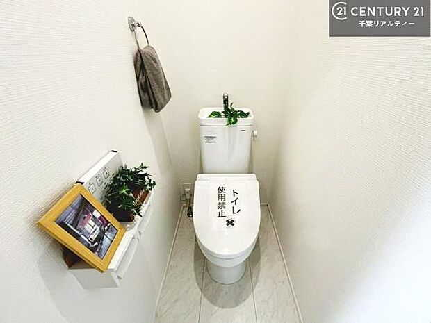 清潔感のある色味のお手洗いです!さわやかでスッキリする空間です!白を基調としているので、お手入れがしやすいトイレです!