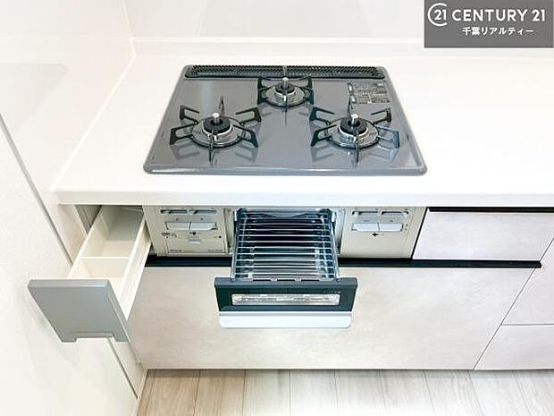 コンロは三口あるのでお料理の同時進行ができます。もちろんグリル付きです。調理スペースも広々している為作業がしやすい!使い勝手が良いシステムキッチンです!