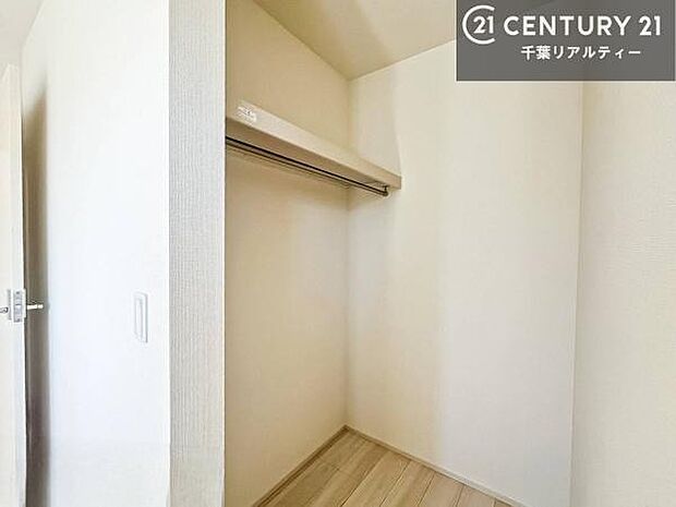 ウォークインクローゼット付きです。たくさんのお洋服などを収納しておけそうですね!他にも扇風機や加湿器など季節物の大きな家電も収納できます。