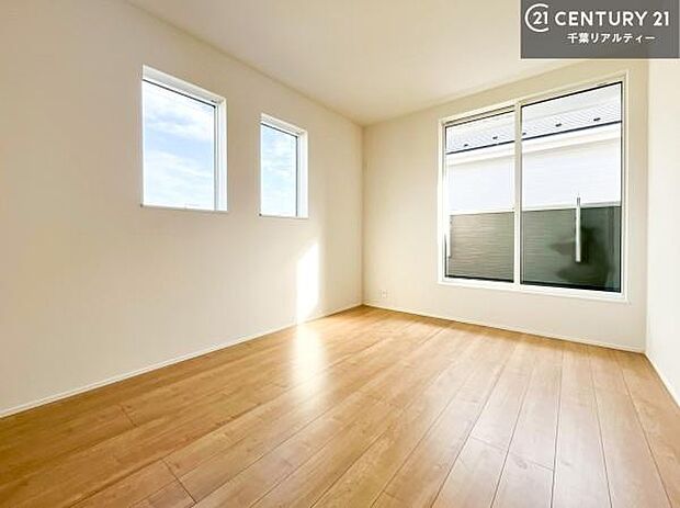 2面採光を確保した明るい室内は、風通しも良く、明るく大変居心地の良い空間となっております。リラックスして過ごせる心地の良いお部屋です!朝の目覚めがスッキリしますね!