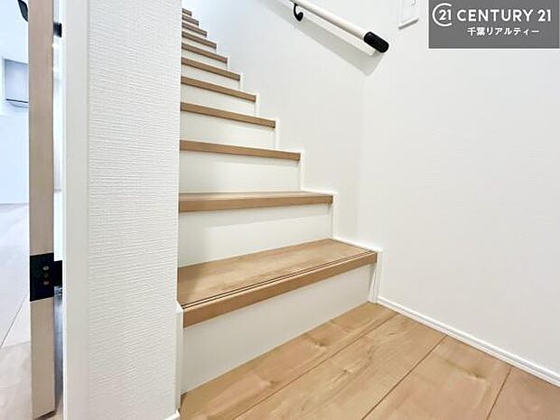 階段は明るく手摺りもついています。お子様やご年配の方も安心してご利用頂けますね。