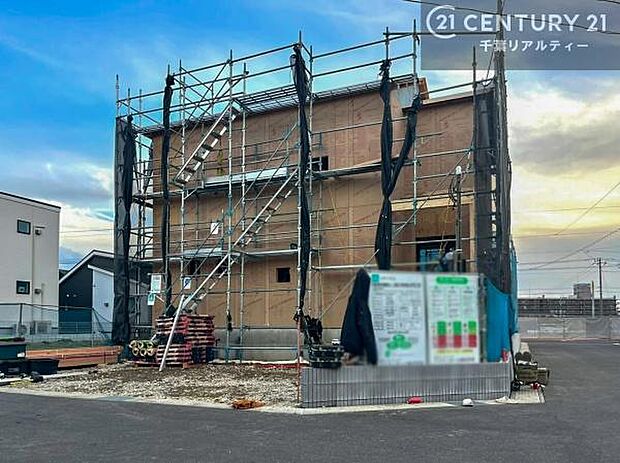 現在建築中。完成後は明るく開放的なリビングや最新設備のキッチンなど快適な空間が広がります。未完成だからこそ“新しい暮らし”への期待が高まる住まい。今しか見られない建築中の様子も必見です。