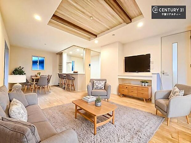 家具はCGパースです。優しい陽だまりがリビングを包んでくれて居心地の良い空間を演出してくれます!自然と家族が集い会話が増える心地よい空間!