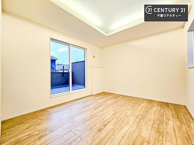 バルコニーに面している洋室です。明るく温もりがあり、換気もしっかりできます!朝起きて、外に出て背伸びをしつつ深呼吸をし良い朝を迎え入れることができます。