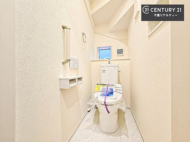 1・2階にトイレがございます!朝の忙しい時間帯も待たずにすみそうですね。白を基調とした清潔感のあるトイレでお手入れがしやすいです!