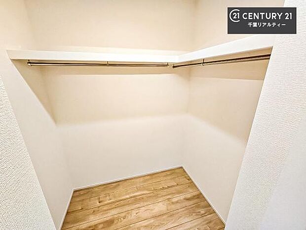 ウォークインクローゼット付きです。たくさんのお洋服などを収納しておけそうですね!他にも扇風機や加湿器など季節物の大きな家電も収納できます。