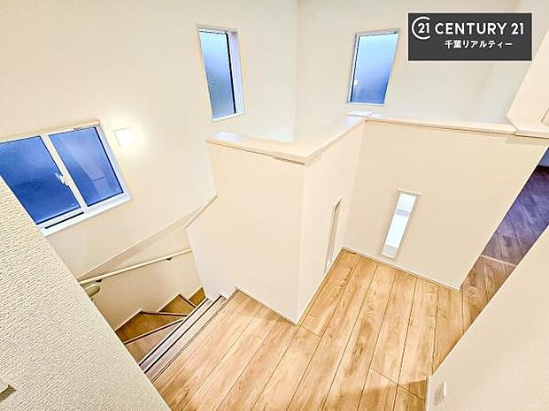 階段は明るく手摺りもついています。お子様やご年配の方も安心してご利用頂けますね。