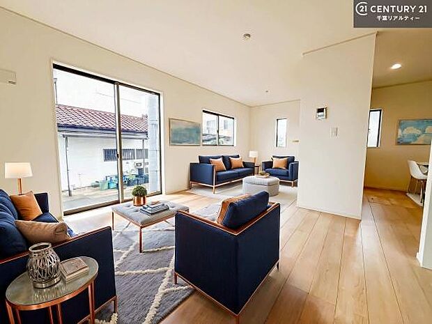 家具はCGパースです。心地良いリビングは家族が自然と集まります。家族団欒の時間が増えそうです。ご家族と、より一層充実した時間を過ごせそうですね。【同仕様】