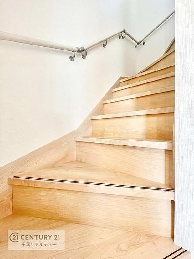 階段は明るく手摺りもついています。お子様やご年配の方も安心してご利用頂けますね。【同仕様】