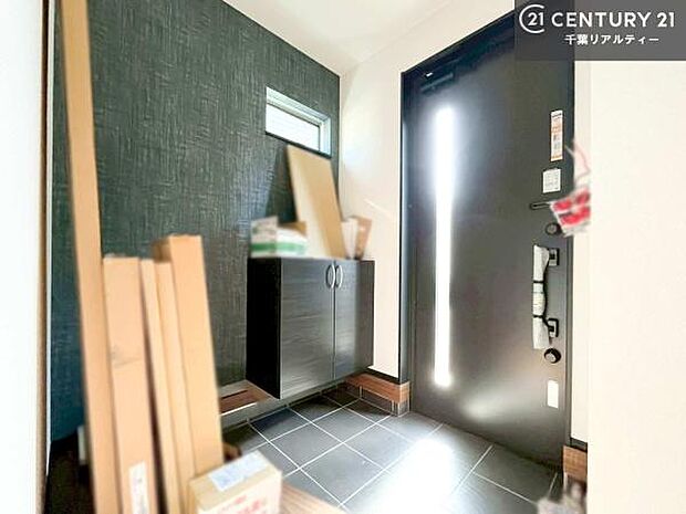 疲れて帰ってきても、ただいま!を言いたくなる、優しく迎え入れてくれる空間になっています。明るく温もり溢れる玄関です!