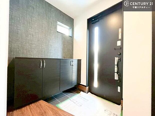 疲れて帰ってきても、ただいま！を言いたくなる、優しく迎え入れてくれる空間になっています。明るく温もり溢れる玄関です！