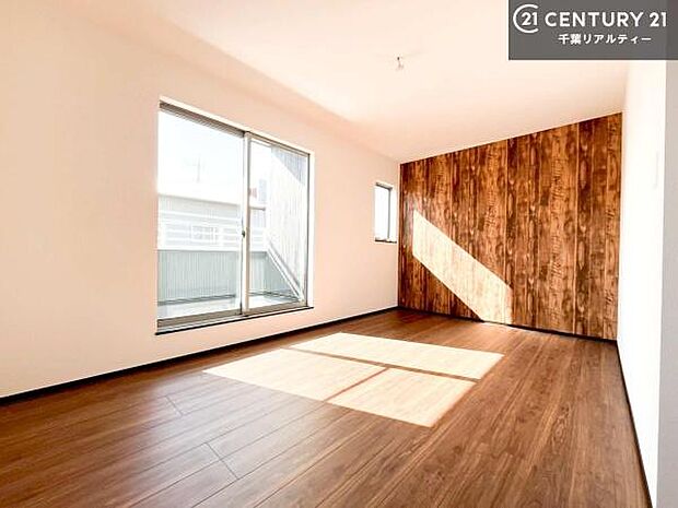 バルコニーに面している洋室です。明るく温もりがあり、換気もしっかりできます!朝起きて、外に出て背伸びをしつつ深呼吸をし良い朝を迎え入れることができます。