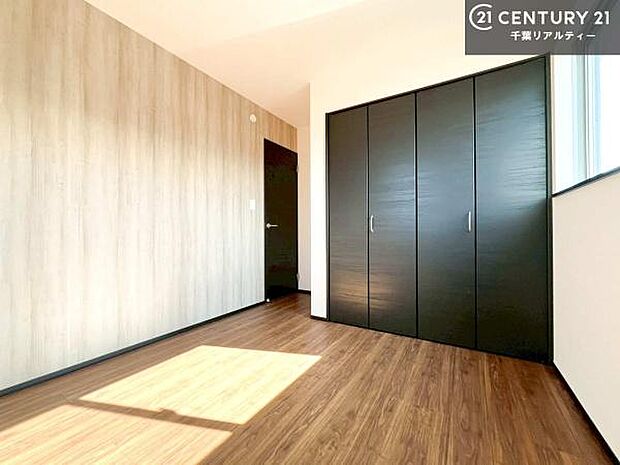 窓からたっぷり光が入り、風通しも良好なため、快適に過ごせる空間です。子ども部屋としても最適で、学習スペースや遊び場としても活用できます。