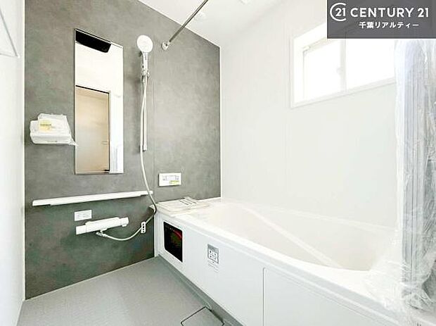 白を基調とした清潔感のあるバスルーム!快適なバスタイムが送れます!1日の疲れをしっかりと癒してくれる素敵なリラクゼーション空間になりそうですね。