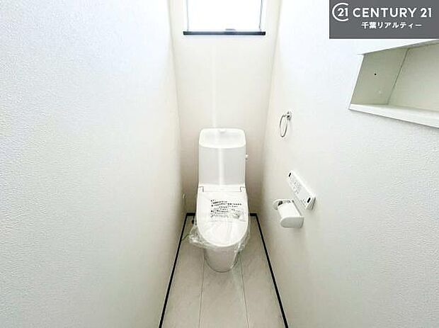 1・2階にトイレがございます!朝の忙しい時間帯も待たずにすみそうですね。白を基調とした清潔感のあるトイレでお手入れがしやすいです!