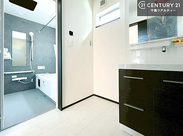 小窓付きの明るい洗面室です!湿気もすぐに入れ替えができて清潔に保つことができます!自然光が差し込むのでお化粧の仕上がりも良くなりますね!