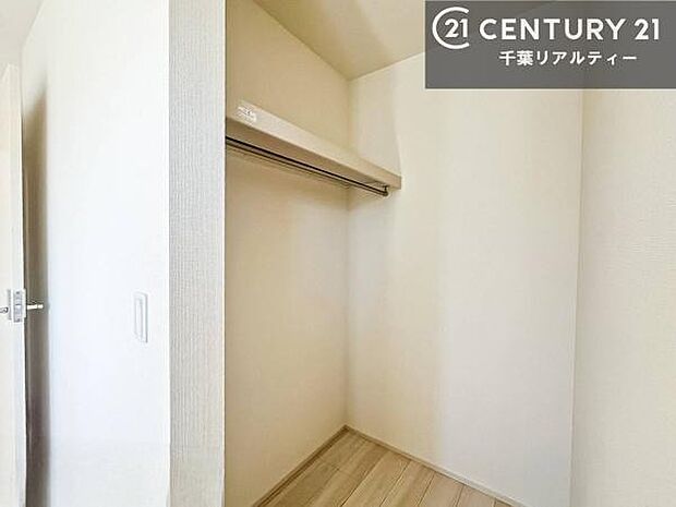 ウォークインクローゼット付きです。たくさんのお洋服などを収納しておけそうですね!他にも扇風機や加湿器など季節物の大きな家電も収納できます。(同仕様)