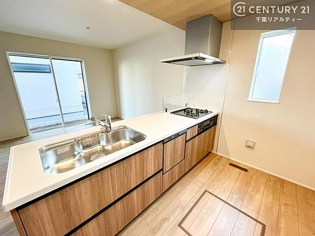 作業がしやすいシステムキッチンです!収納がたくさん付いているので、調理スペースに物を置かなくて済むので、広々使えて、快適に作業ができます!