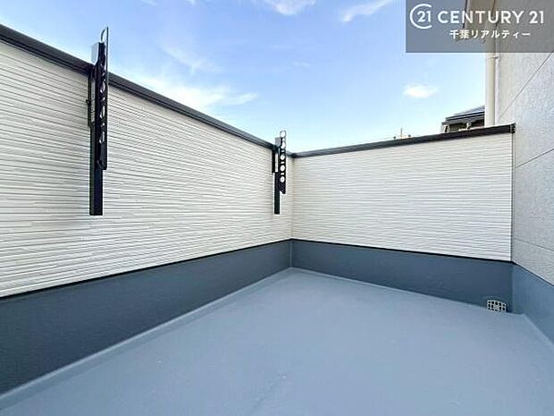 陽当たりの良いバルコニーで、お洗濯物もよく乾きそうですね!お天気の良い日にはバルコニーへ出てリフレッシュするのも気持ちよさそうです。